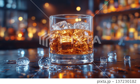 BARのカウンターにあるウィスキー 137230182