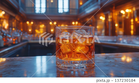 BARのカウンターにあるウィスキー BARのカウンターにあるウィスキー 137230184