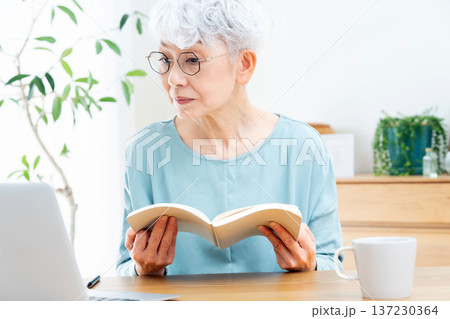 学ぶシニア女性 137230364