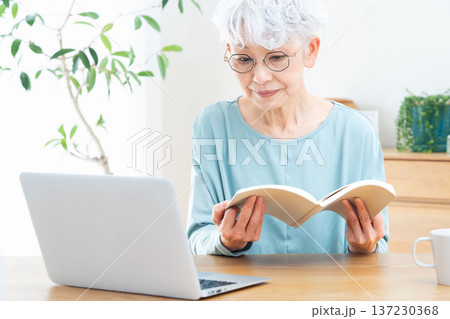 学ぶシニア女性 137230368