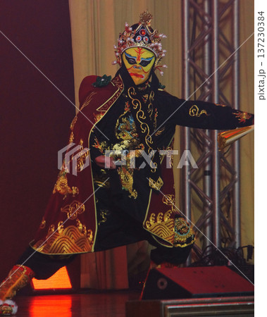 Bian Lian or Face Changing Dance. Bian Lian or Face Changing Dance. 137230384