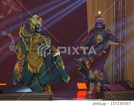 Bian Lian or Face Changing  Dance. 137230387