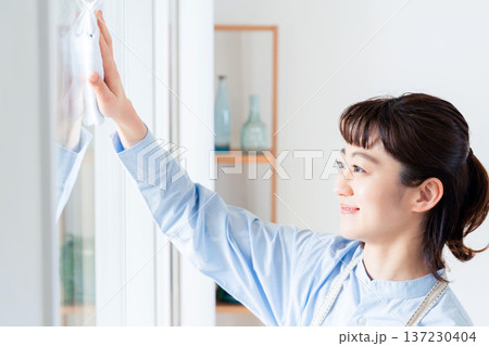 窓拭きをする女性 窓拭きをする女性 137230404