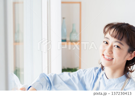 窓拭きをする女性 窓拭きをする女性 137230413