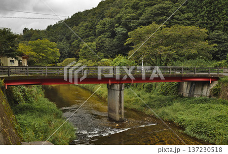 初秋の久慈川の渓流と赤い橋 137230518
