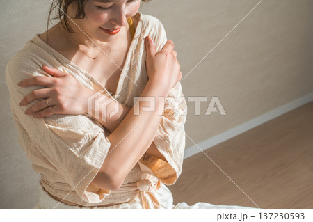 ヨガでセルフハグのポーズをする女性（メンタルケア,自己肯定感) 137230593
