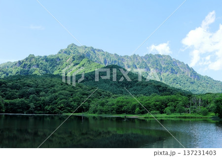 6月の戸隠の鏡ヶ池 信州の自然 信州の風景 6月の戸隠の鏡ヶ池 信州の自然 信州の風景 137231403