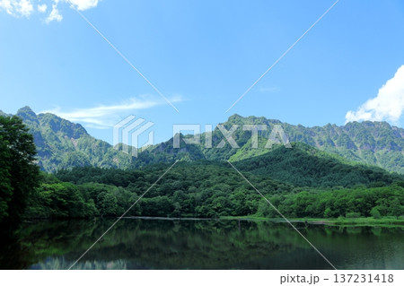 6月の戸隠の鏡ヶ池 信州の自然 信州の風景 6月の戸隠の鏡ヶ池 信州の自然 信州の風景 137231418