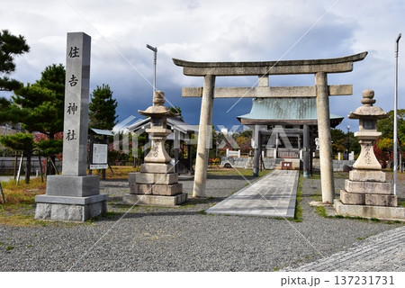 三重県桑名市　住吉神社鳥居と社殿 137231731