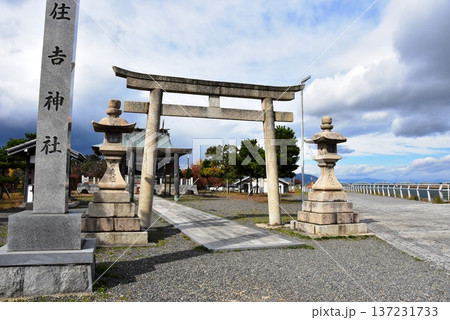 三重県桑名市 住吉神社鳥居と社殿と揖斐川 三重県桑名市 住吉神社鳥居と社殿と揖斐川 137231733