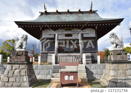 三重県桑名市　住吉神社社殿と狛犬 137231736