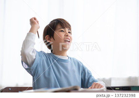 手を挙げる男の子 137232398