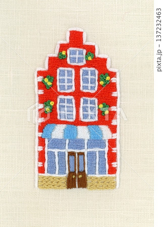ヨーロッパ風の赤い家の刺繍 137232463
