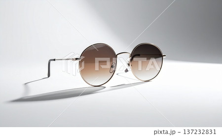 無地サングラス単体 ホワイトバック夏ファッション 137232831