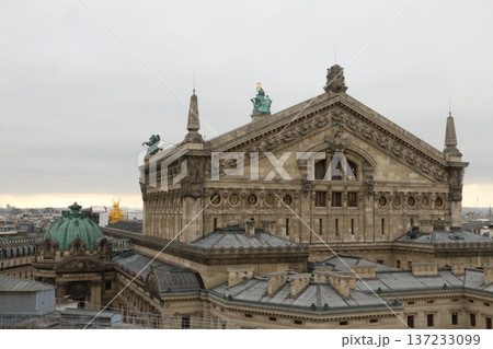 ギャラリー・ラファイエットの屋上から眺めるオペラ・ガルニエ 137233099