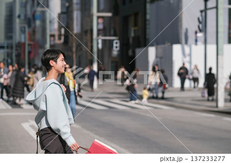 銀座の通りを歩く女性 137233277