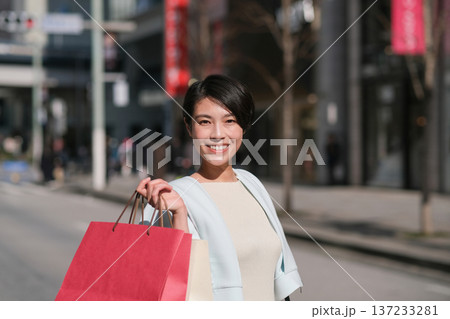 銀座で買い物をする女性の笑顔のポートレート 137233281