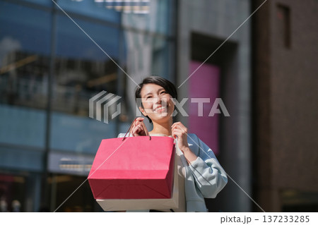 銀座で買い物をする女性 銀座で買い物をする女性 137233285