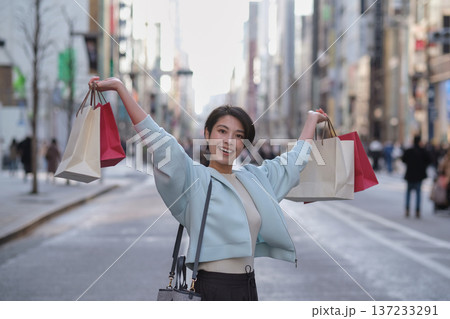 銀座でたくさん買い物をして喜ぶ女性 137233291