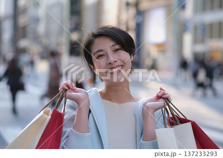 銀座で買い物をする女性の笑顔のポートレート 137233293