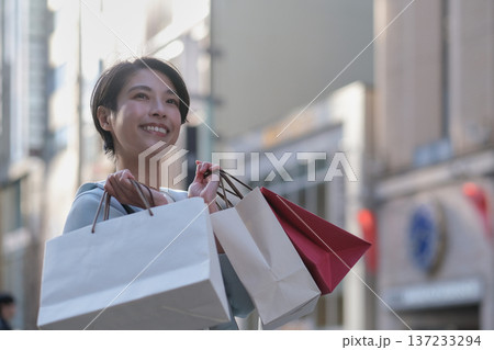 銀座で買い物をする笑顔の女性 137233294