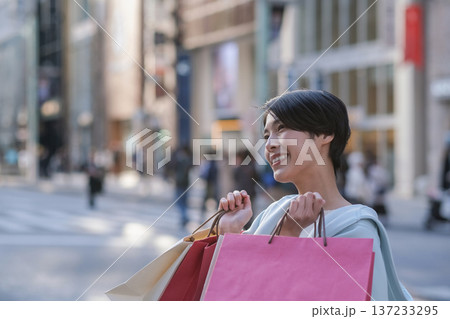 銀座で買い物をする笑顔の女性の横顔 137233295