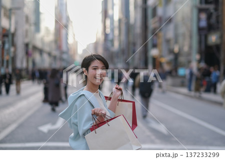 ショッピングバッグを持って銀座を歩く女性 137233299