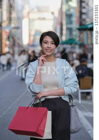 ショッピングバッグを持って銀座を歩く女性のポートレート ショッピングバッグを持って銀座を歩く女性のポートレート 137233301