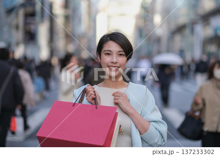 銀座で買い物をする女性の笑顔のポートレート 銀座で買い物をする女性の笑顔のポートレート 137233302