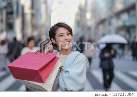 ショッピングバッグを持って銀座の通りを歩く女性のポートレート ショッピングバッグを持って銀座の通りを歩く女性のポートレート 137233304