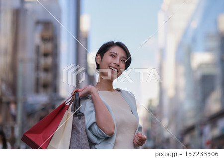 銀座で買い物をする女性 137233306