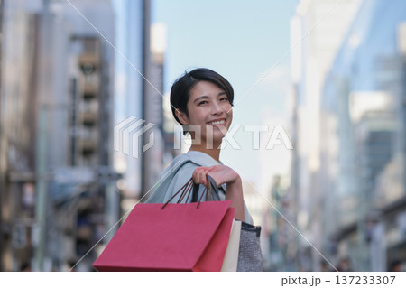 銀座で買い物をする女性 137233307