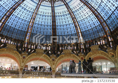 ギャラリー・ラファイエットのドーム天井とグラスウォーク 137233530