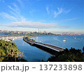 オークランドの海岸線とハーバーブリッジを望む都市風景 137233898