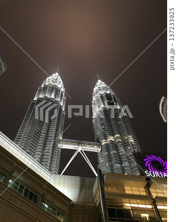 クアラルンプールのツインタワー 137233925