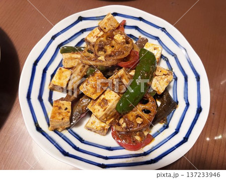 美味しそうな麻婆なす炒め・蓮根とパプリカ入り 137233946