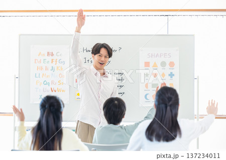 教育　英会話教室でレッスンする講師 137234011