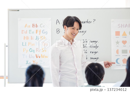 教育　英会話教室でレッスンする講師 137234012