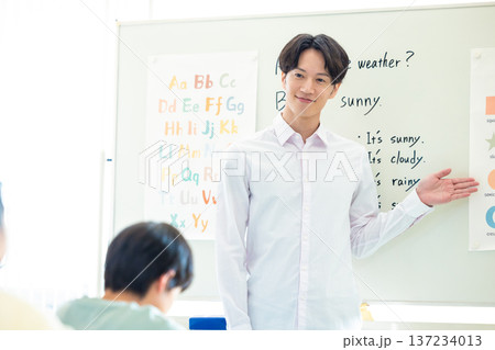教育　英会話教室でレッスンする講師 137234013