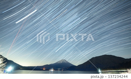【星空素材】本栖湖から見る富士山と星の軌跡【山梨県】 【星空素材】本栖湖から見る富士山と星の軌跡【山梨県】 137234244