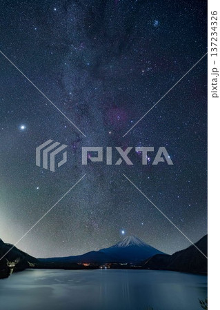 【星空素材】本栖湖から見る富士山と冬の星座・新星景【山梨県】 137234326