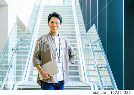 オフィスの廊下にいるミドル男性 137234328