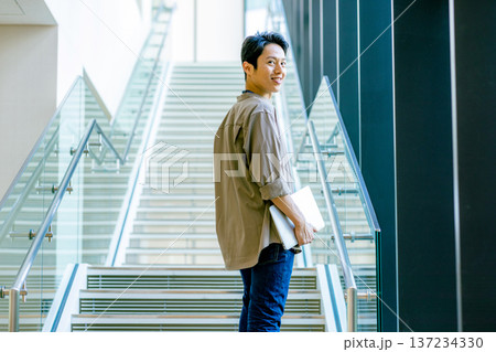 オフィスの廊下にいるミドル男性 オフィスの廊下にいるミドル男性 137234330