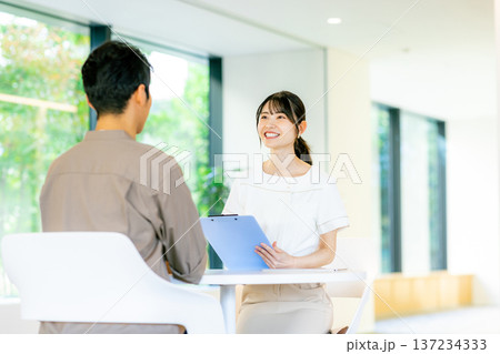 相談する男性と若い女性 137234333