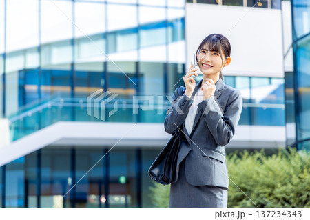 スマホで話すビジネスウーマン 137234343