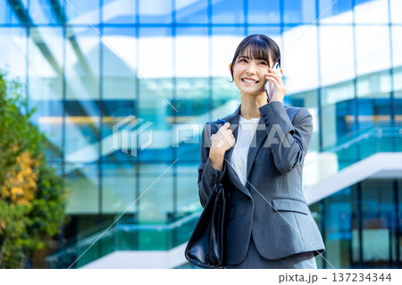スマホで話すビジネスウーマン 137234344