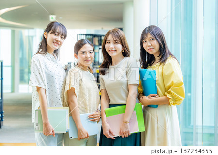若い大学生 若い大学生 137234355