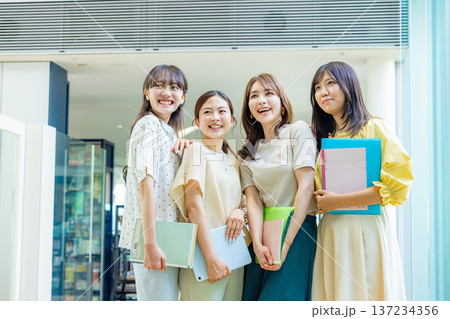 若い大学生 若い大学生 137234356