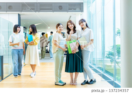若い大学生 137234357