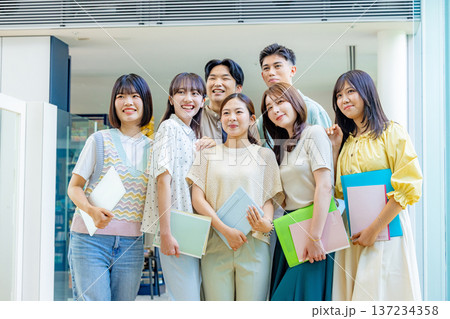大学生、講義、ノートパソコン、スマホ、若い、大学、専門学生 大学生、講義、ノートパソコン、スマホ、若い、大学、専門学生 137234358